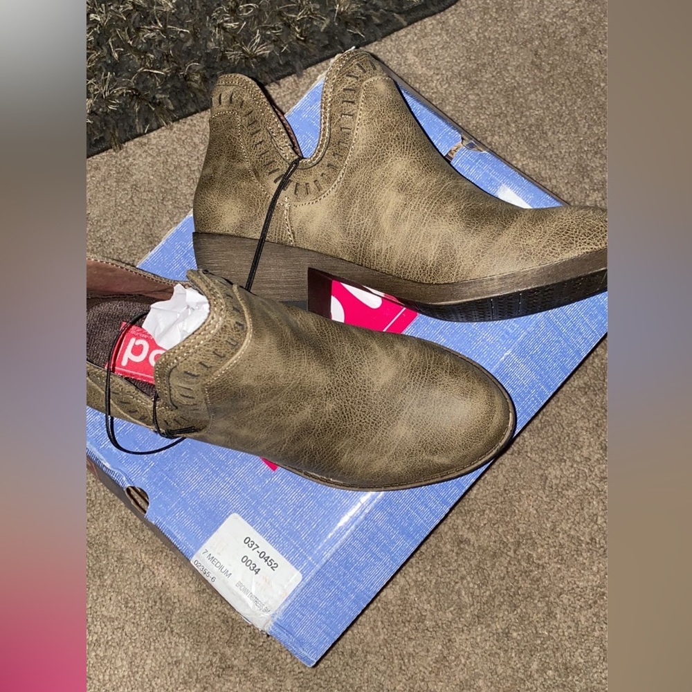 Woman’s booties size 7